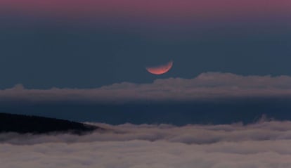 Imagem feita em Tenerife na madrugada de 15 de abril. É o primeiro eclipse lunar dos quatro que acontecerão neste ano e em 2015. A chamada 'Lua sangrenta' ocorre porque a atmosfera da Terra filtra só os raios do espectro vermelho.