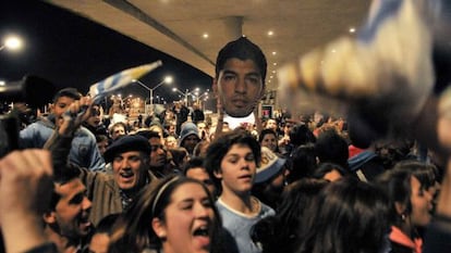 Uruguayos en el aeropuerto esperando la llegada de Suárez.