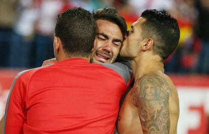 Reyes i Vitolo consolen Iborra (al centre) desprs de perdre la final.