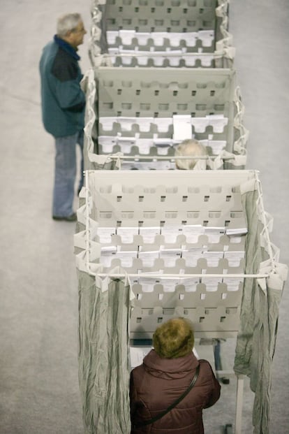 La participación en las elecciones gallegas hasta las doce de la mañana era del 12,72%, según los datos aportados por la Xunta en una segunda rueda de prensa celebrada a las 12.30. Esto supone 3,4 puntos menos que en los comicios de 2009.