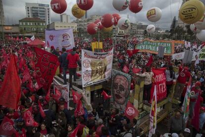 Manifestantes nesta quinta-feira, em S&atilde;o Paulo.