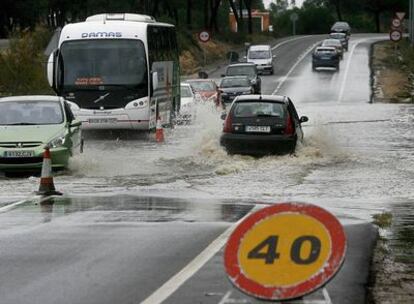 Aspecto que presentaba ayer la carretera A-497, que une la localidad de Aljaraque con Huelva.