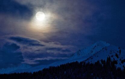 La Luna llena conocida como 'Blue Moon', ya que ocurre en rara ocasiones, es aquella que se repite en un mes. La de esta noche es la primera 'Blue Moon' que se registra en Nochevieja desde 1990