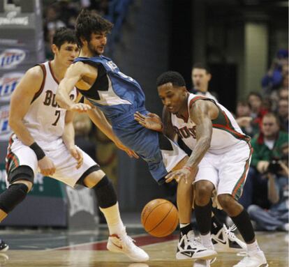 Rubio y Jennings chocan en un momento del partido.