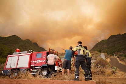 Varios bomberos en la zona de Los Márgenes, en el pueblo de Igueste de Candelaria, el miércoles.
