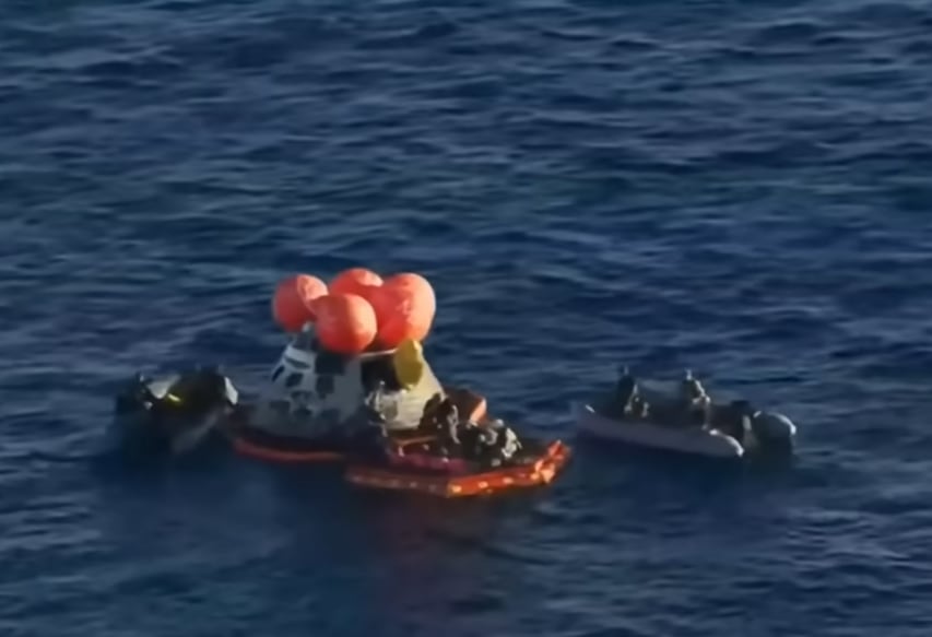 La cápsula de la Artemis 2, con los flotadores superiores y el porche delantero desplegados, flota en el Océano Pacífico antes de la salida de la tripulación de la nave, el 10 de abril.