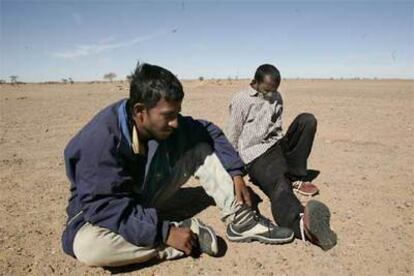 Los dos inmigrantes de Bangladesh recogidos por el Frente Polisario en Bir Lehlu.