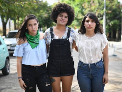 Arianna Moraga, Eloísa Altamirano y Madelaine Caracas, del movimiento juvenil #SOSIndioMaíz. C
 
 