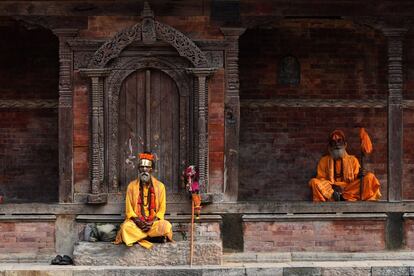 Sadhus se sientan en la plaza Hanuman Dhokha Durbar de Katmandú (India).