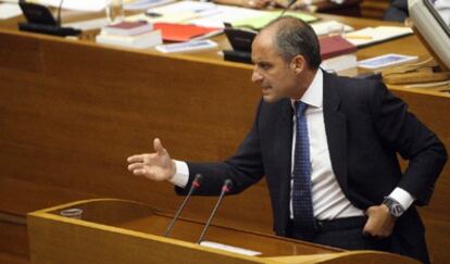 El presidente Camps debate en las Cortes valencianas.
