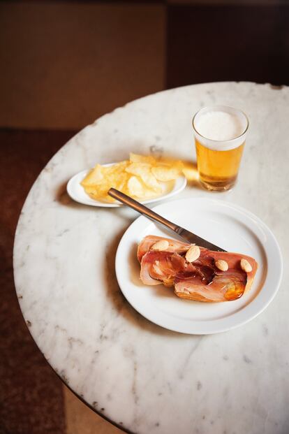 Las especialidades de la taberna son tapas de salazones, conservas y la cerveza de grifo.