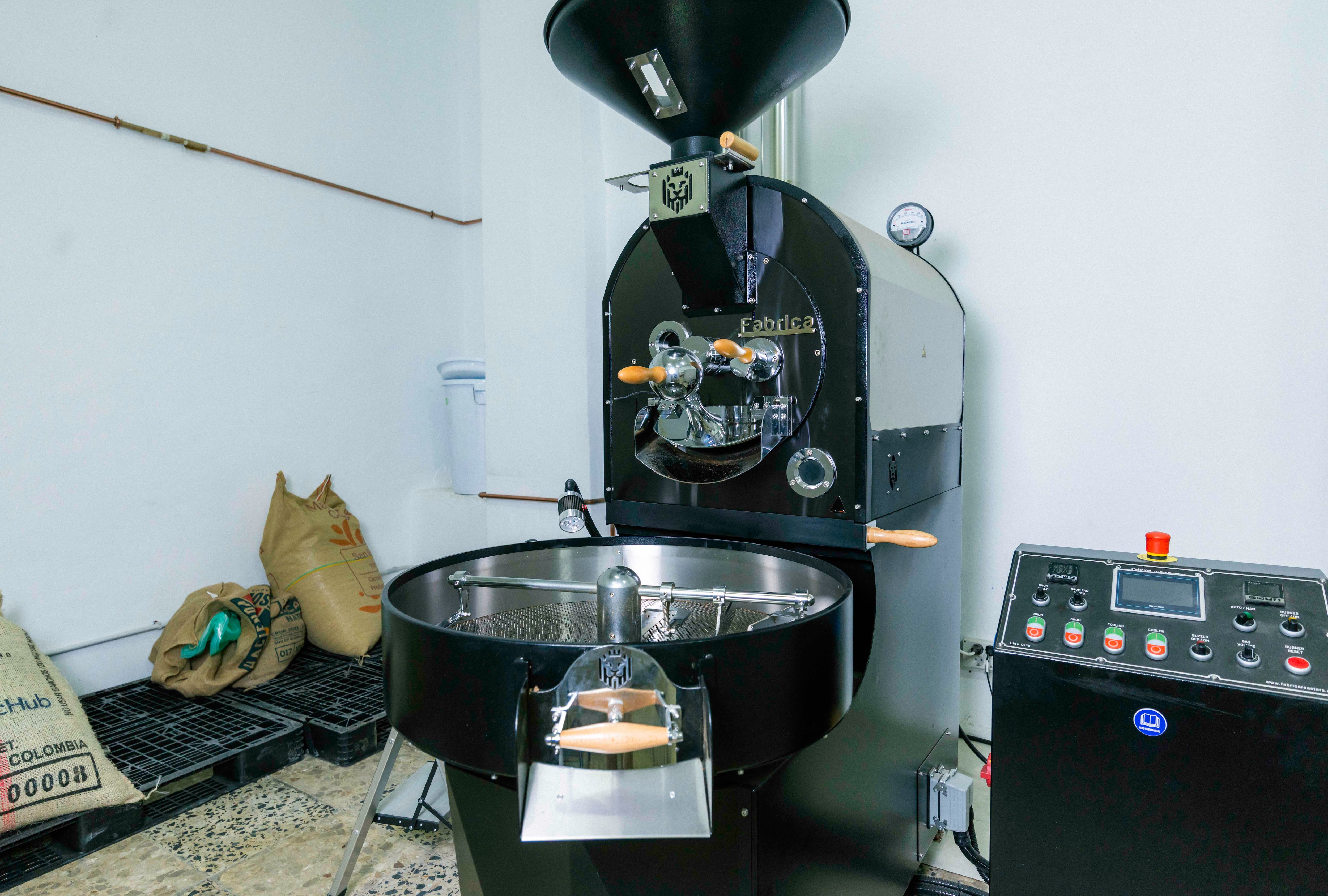 La máquina donde se tuesta el café de Rebeldes Coffee. El tostadero no está abierto al público, pero allí tienen lugar los talleres y catas que Ana Rubio organiza periódicamente.