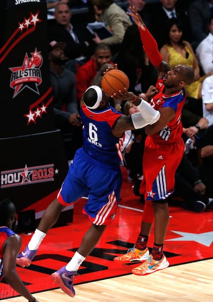 Kobe Bryant obstaculiza el lanzamiento de LeBron James