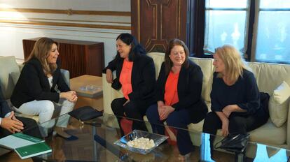 Susana D&iacute;az (i), con las hermanas de Manuel Jos&eacute; Garc&iacute;a Caparr&oacute;s, en Sevilla.