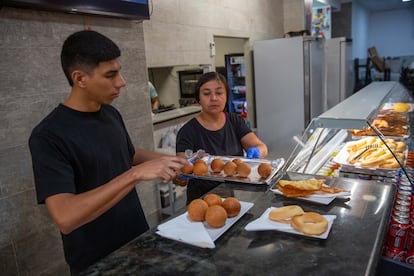 Patricia Enciso y Jhon Torres voluntarios trabajando en Rest Rancho de Cali en Alfafar (Valencia).