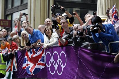 Publico en las calles de Londres presenciando la carrera.