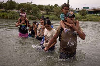 Una familia de migrantes atraviesa el Río Bravo desde Piedras Negras (México) hacia Eagle Pass (EE UU), el pasado 6 de octubre. 