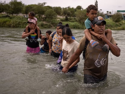 Una familia de migrantes cruza el río Bravo hacia la ciudad de Eagle Pass, en Texas (EE UU), el pasado 6 de octubre.