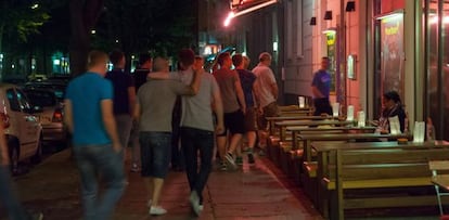 Un grupo de turistas americanos entran en el bar Palm Beach.