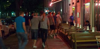 Un grupo de turistas americanos entran en el bar Palm Beach.