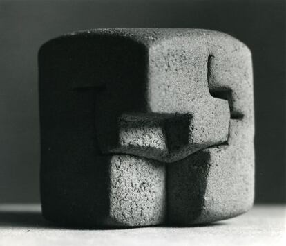 Lurra, una de les escultures d'Eduardo Chillida que es podrà veure a la Roca Barcelona Gallery