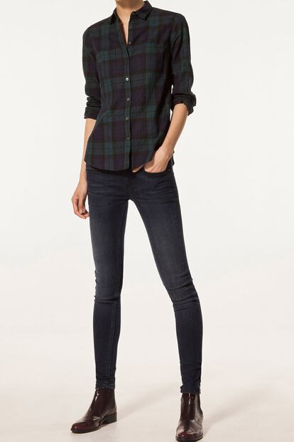 Esta camisa a cuadros marinos y verdes es perfecta para combinar con jeans. Es de Massimo Dutti (39,95 euros).