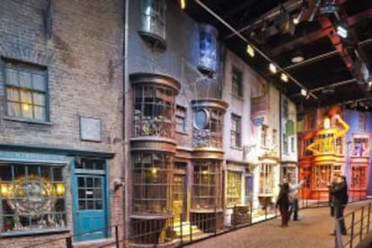 Piezas de atrezo, vestidos, maquetas y escenarios de rodaje de la saga de Harry Potter en los estudios Warner Bross de Leavesden, cerca de Londres.