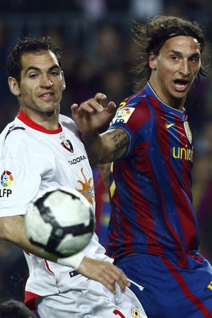 Josetxo e Ibrahimovic pelean por el balón en una acción del partido.