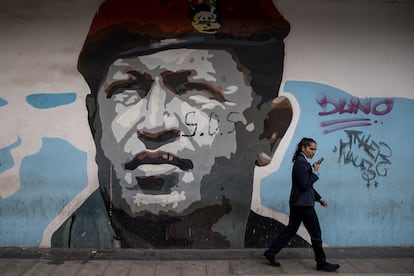 Vista de un dibujo en la pared de un edificio alusivo a Hugo Chávez, en Caracas, en 2023.