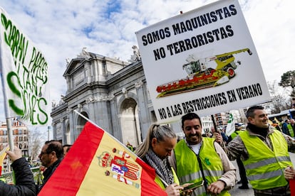 Un grupo de agricultores concentrado este miércoles en la madrileña Puerta de Alcalá. 