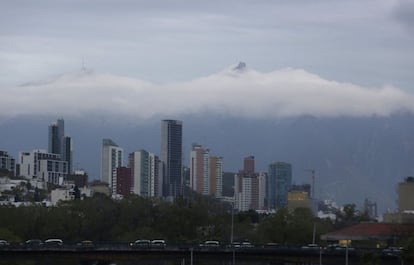 El cerro de la silla en Monterrey, Nuevo Le&oacute;n, cubierto de nieve. 