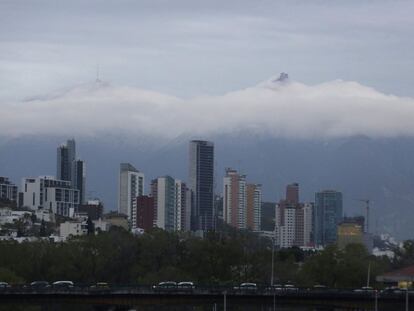 El cerro de la silla en Monterrey, Nuevo Le&oacute;n, cubierto de nieve. 