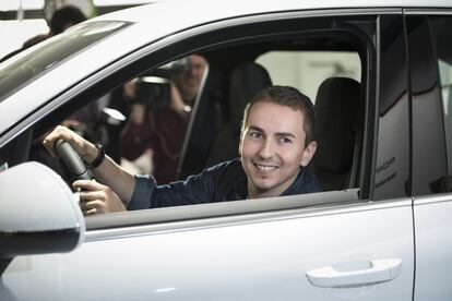 Jorge Lorenzo, al volante de un coche, durante un acto publicitario.