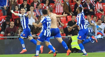 Los jugadores del Deportivo celebran un gol ante el Athletic