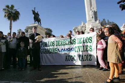 Participantes en la concentración en apoyo de los derechos de los guardias civiles, ayer ante el monumento a las Cortes de Cádiz.