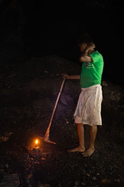 Un hombre trabaja a la luz de un candil dentro de una mina abandonada. Familias enteras, descalzas y sin protección, arriesgan sus vidas a diario para obtener sustento económico.