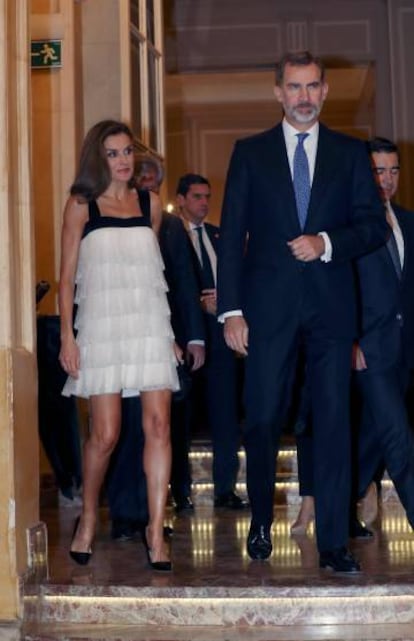 Don Felipe y doña Letizia, en la cena en la que vistió un modelo de Teresa Helbig.