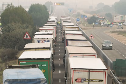 Atasco de camiones durante la concentración de tractores en la A-62, a la altura de Valladolid.