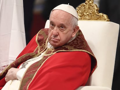 El papa Francisco durante una misa en la Basílica de San Pedro el 29 de junio de 2022.