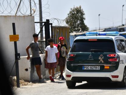 Menores alrededor de la entrada del centro de acogida de Piniers hablan con la Guardia Civil.