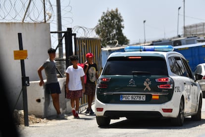 Menores alrededor del centro de acogida de Piniers en Ceuta, el pasado 19 de agosto.