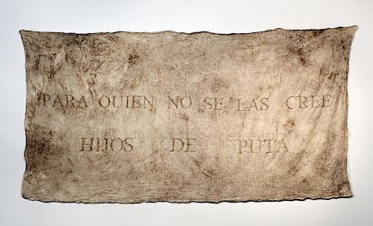 'Para quien no se las cree hijos de puta', de Teresa Margolles (2010), bordada en alambre de oro sobre una tela manchada con la sangre de una víctima de violencia machista.