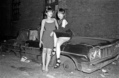 Sylvia Morales y Anya Phillips cerca del club CBGB & OMFUG, en 1977, en una imagen publicada en The Cut & New York Magazine, de Allan Tannenbaum y recogida en la página de Facebook homenaje a la artista.