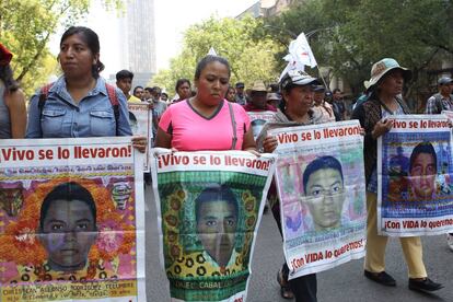 Familiares de los 43 estudiantes, en una marcha este jueves en la capital.