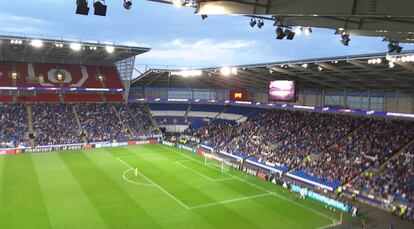 22.433 pagantes estiveram no Cardiff City Stadium.