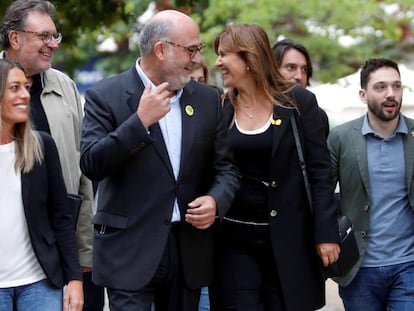 La cabeza de lista por Barcelona de Junts per Catalunya, Laura Borràs (c) junto a otros miembros de la marca electoral.