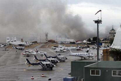 La humareda procedente del incendio paralizó durante horas el despegue y aterrizaje de vuelos en el aeródromo.