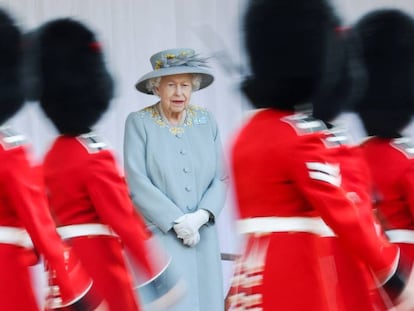 La reina Isabel II, durante el desfile militar en el castillo de Windsor.