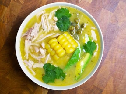 Ajiaco: la sopa colombiana de patata, pollo y maíz