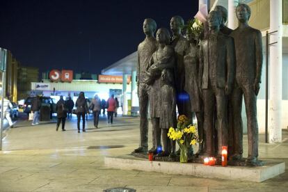 Vista de la plaza de la estación de Cercanías de Alcalá de Henares (Madrid). Desde allí partió hace 10 años uno de los trenes rumbo a la estación de Atocha. Ahora pasará a llamarse plaza del 11 de Marzo, en memoria de las víctimas.